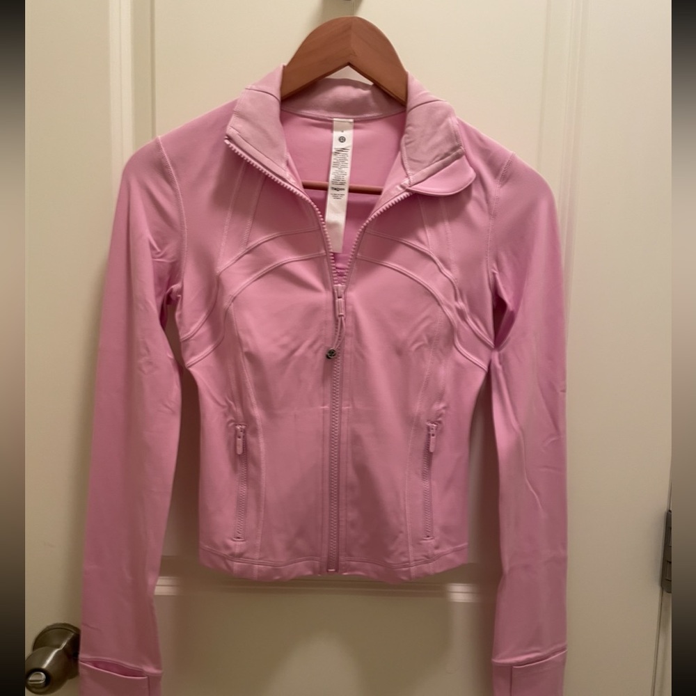 Lululemon - 4 - Define Cropped Jacket
Nulu